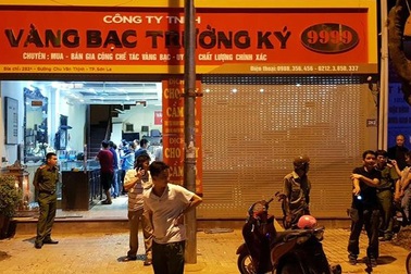 Ba đối tượng đi ô tô đến cướp tiệm vàng