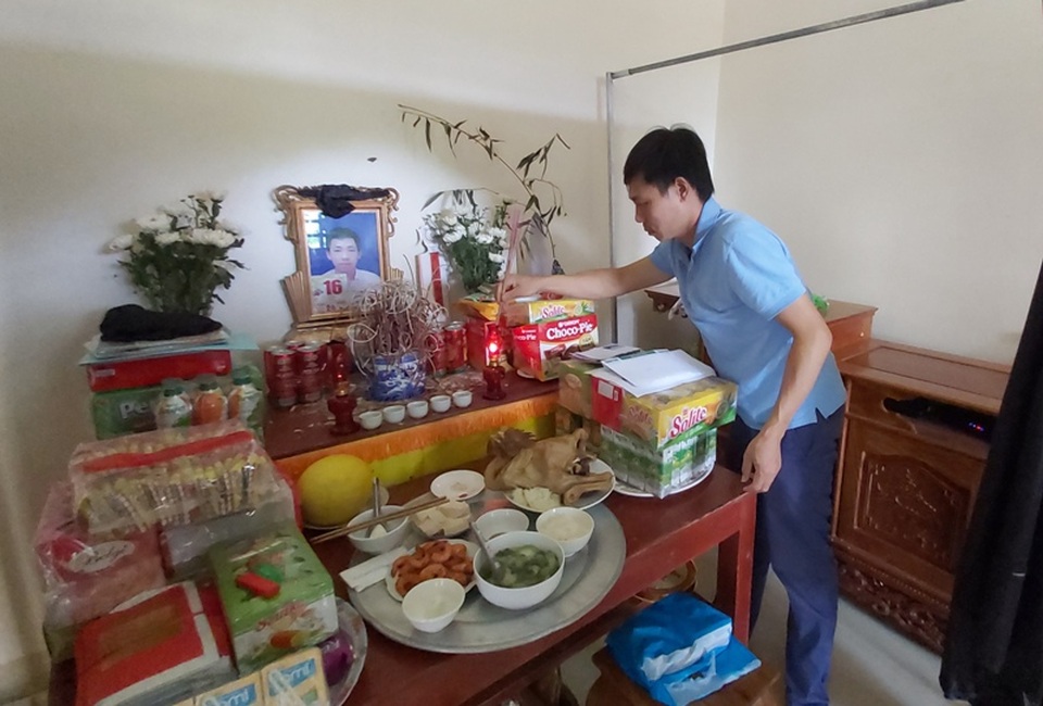 Xúc động gia đình cậu học trò bị tử vong do dị ứng ủng hộ học sinh nghèo - 1 Xúc động gia đình cậu học trò bị tử vong do dị ứng ủng hộ học sinh nghèo - 1