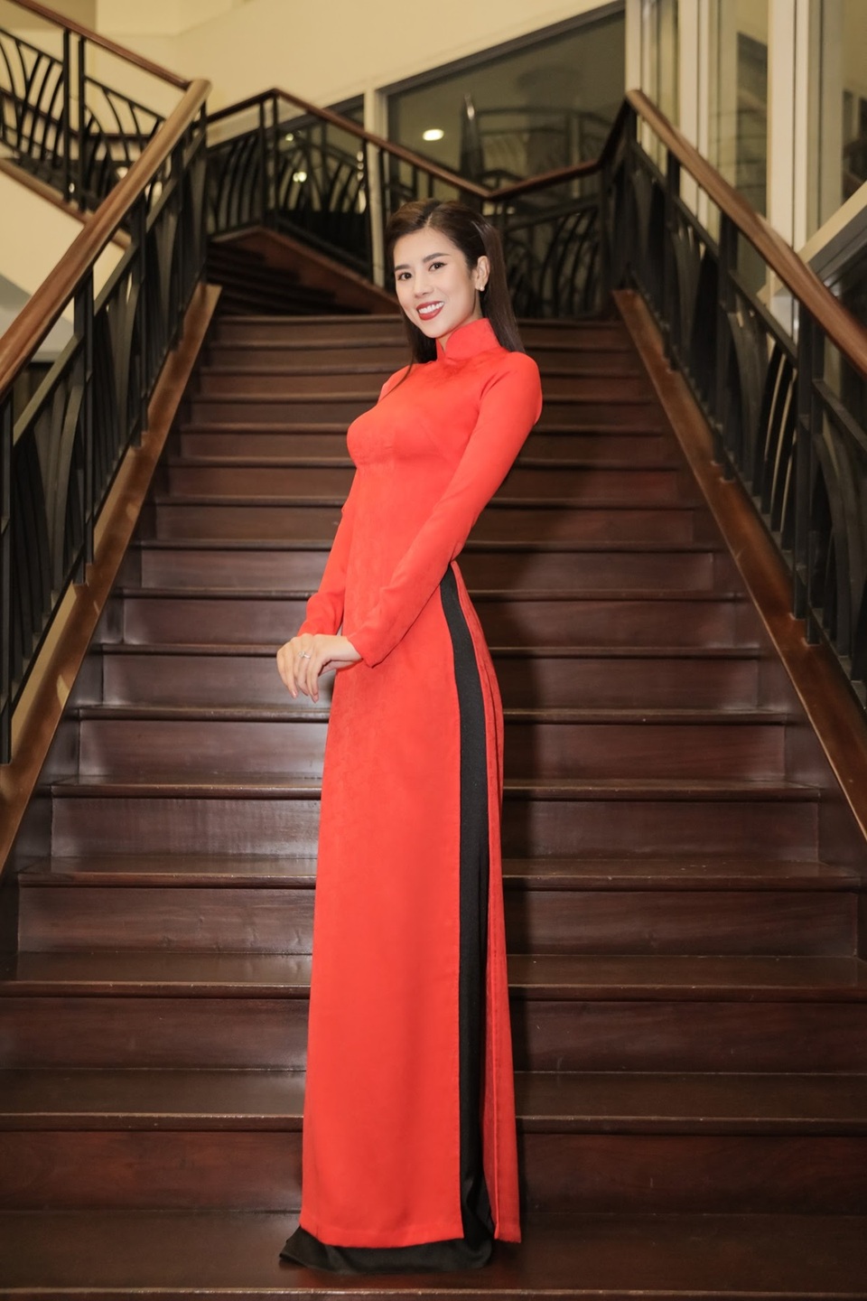Cận Tết Hoa hậu Dương Yến Nhung diện áo dài đỏ, khoe vẻ đẹp thanh lịch - 6 Cận Tết Hoa hậu Dương Yến Nhung diện áo dài đỏ, khoe vẻ đẹp thanh lịch - 6