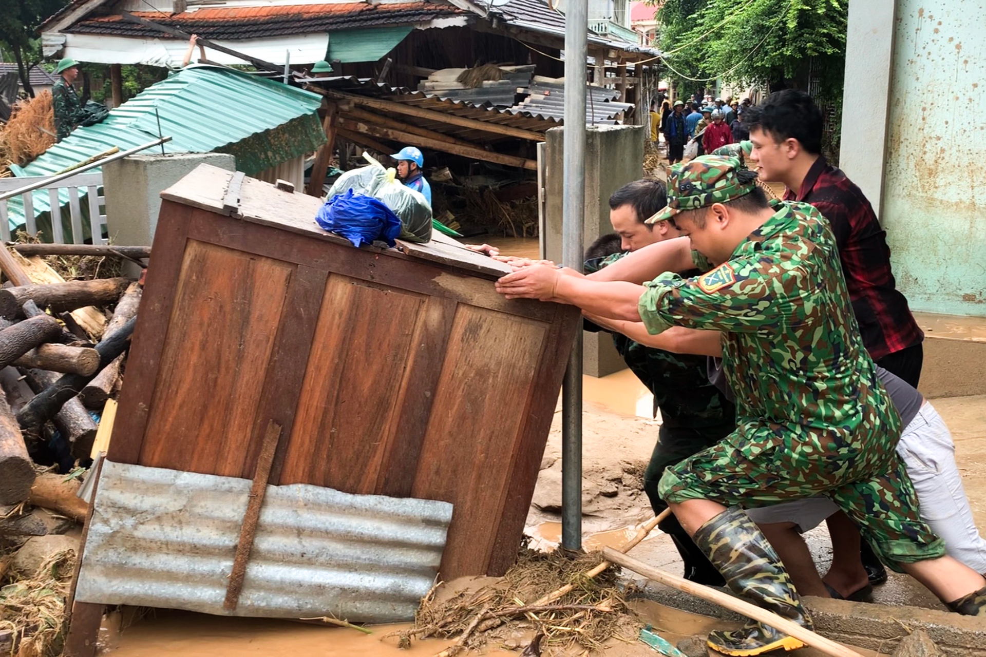 Những người lính đi trước, về sau nơi tâm lũ quét - 6 Những người lính đi trước, về sau nơi tâm lũ quét - 6
