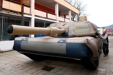 Bên trong nhà máy chuyên làm vũ khí giả của Ukraine