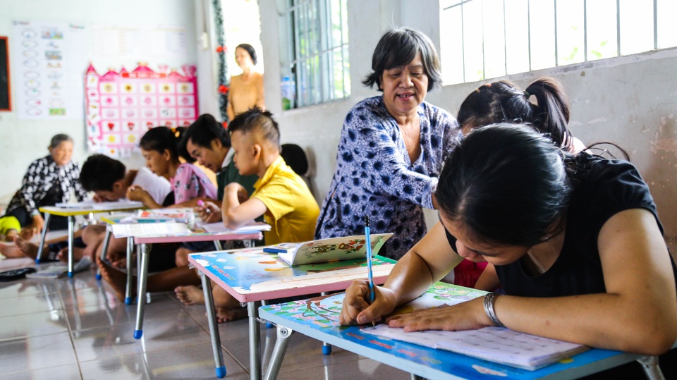 Hết lòng vì những đứa trẻ mang nỗi đau da cam - 3 Hết lòng vì những đứa trẻ mang nỗi đau da cam - 3