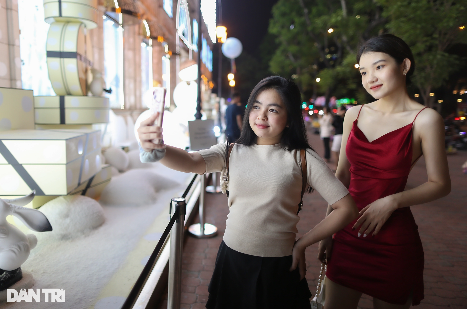 Giới trẻ TPHCM xuống phố check-in Noel sớm trong tiết trời se lạnh - 7 Giới trẻ TPHCM xuống phố check-in Noel sớm trong tiết trời se lạnh - 7