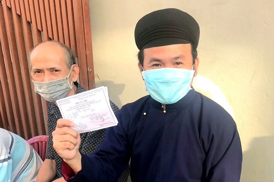 Ấn tượng hình ảnh nam giới tại Huế mặc áo dài đi bầu cử - 2 Ấn tượng hình ảnh nam giới tại Huế mặc áo dài đi bầu cử - 2