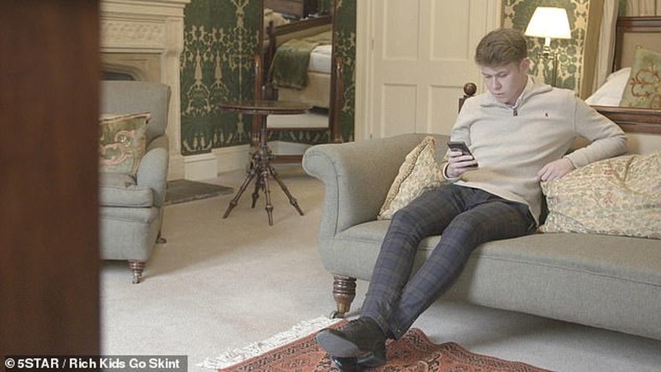 Thiếu gia giàu có trải nghiệm cảnh sống nghèo của gia đình 7 người - 1