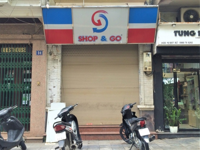 Sau khi về tay Vingroup với giá 1 USD, loạt cửa hàng Shop&Go đóng cửa, kệ hàng trống trơn - Ảnh 3. Sau khi về tay Vingroup với giá 1 USD, loạt cửa hàng Shop&Go đóng cửa, kệ hàng trống trơn - Ảnh 3.