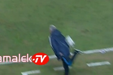 Pha đánh gót ngẫu hứng kiểu “bọ cạp” của HLV 62 tuổi