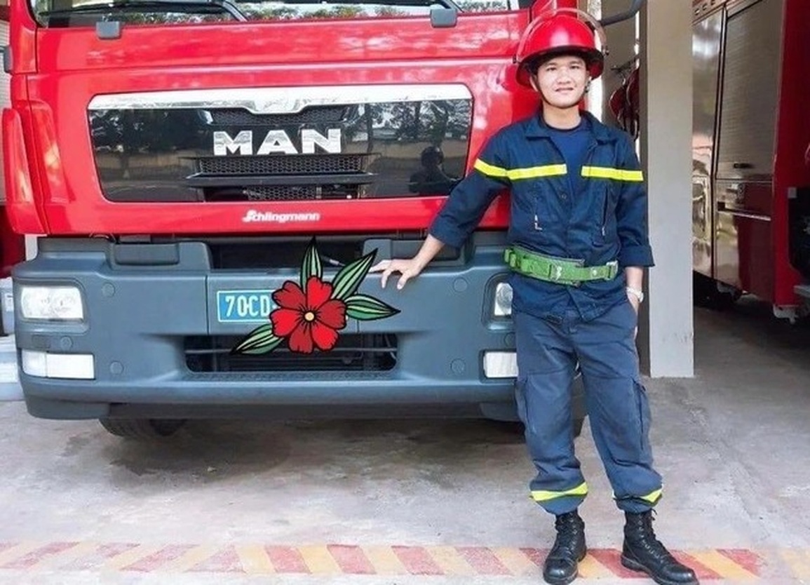 Trao bằng Tổ quốc ghi công cho liệt sĩ hy sinh khi lặn tìm người dân - 2 Trao bằng Tổ quốc ghi công cho liệt sĩ hy sinh khi lặn tìm người dân - 2