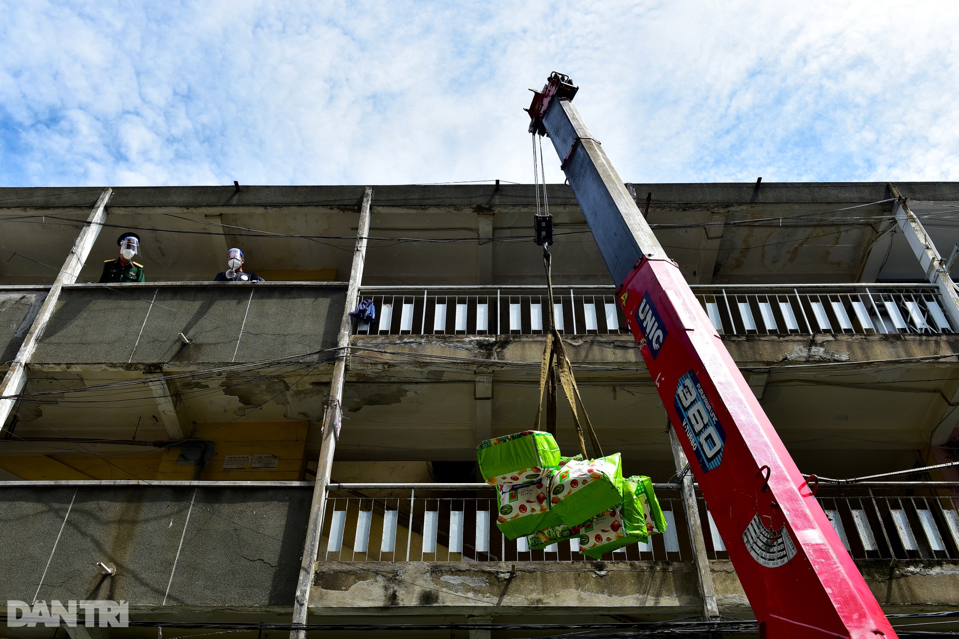 Dùng xe cẩu vận chuyển nhu yếu phẩm tới người dân sống tại chung cư TPHCM - 3