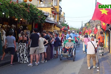 Du khách khám phá phố cổ Hội An dịp nghỉ lễ 30/4-1/5