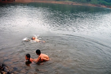 Nữ sinh chết đuối thương tâm ở hồ Ba Khe