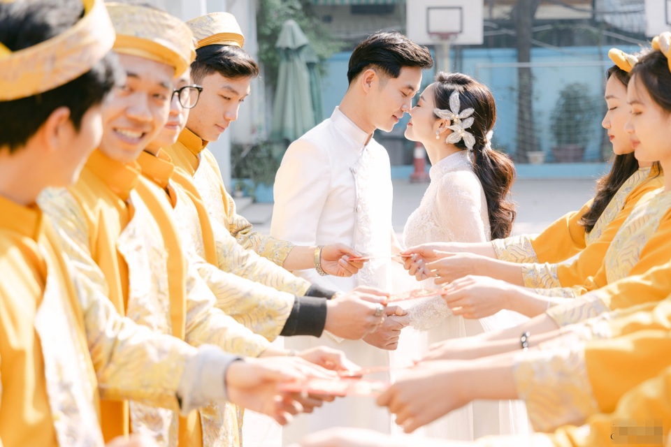 Diễn viên Hiếu Su hôn MC Thùy Linh đắm đuối trong lễ ăn hỏi - 9 Diễn viên Hiếu Su hôn MC Thùy Linh đắm đuối trong lễ ăn hỏi - 9