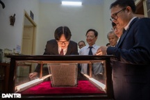 Hoàng Thái tử Nhật Bản xem tiêu bản cá bống tại Bảo tàng Sinh học