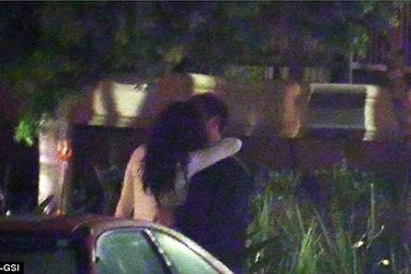 "Người nhện" bị phát hiện tình tứ gái lạ