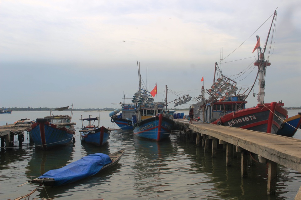Nhiều tỉnh miền Trung “cấm biển”, cho học sinh nghỉ học tránh bão - 4 Nhiều tỉnh miền Trung “cấm biển”, cho học sinh nghỉ học tránh bão - 4