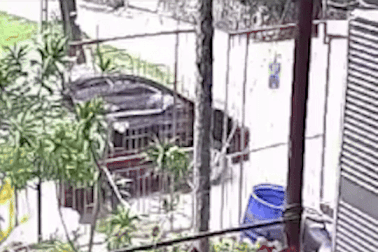 Cháu bé 1 tuổi thoát chết hy hữu dưới gầm ô tô