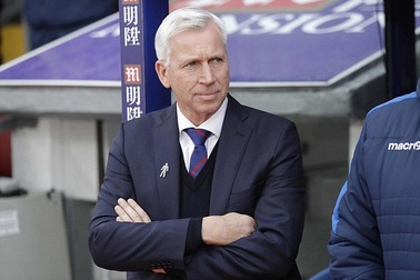 HLV thứ hai mất việc ở Premier League mùa này