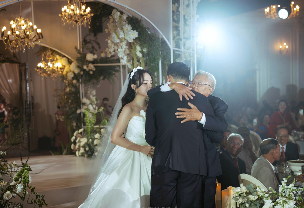 Thái Trinh xúc động tưởng nhớ mẹ quá cố trong lễ cưới với chồng kém 6 tuổi - 4 Thái Trinh xúc động tưởng nhớ mẹ quá cố trong lễ cưới với chồng kém 6 tuổi - 4