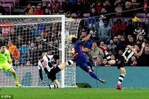 Barcelona 3-0 Levante: Messi và Suarez vô lê ghi bàn