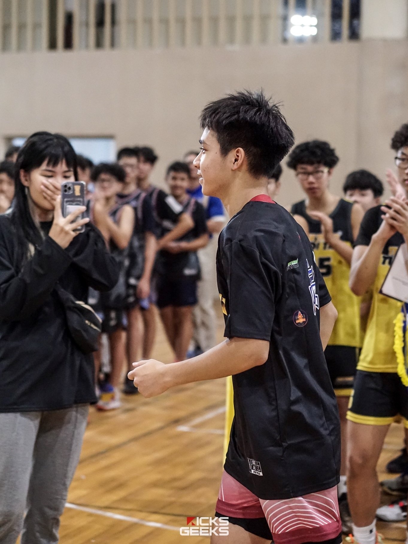 Un elev de 16 ani, cu o înălțime de 1,78 m, provoacă agitație la turneul studențesc de baschet din Hanoi - 5 Nam sinh 16 tuổi cao 1,78m gây sốt tại giải bóng rổ học sinh Hà Nội - 5