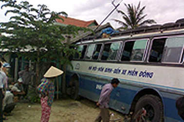 Xe khách đâm sập nhà dân 