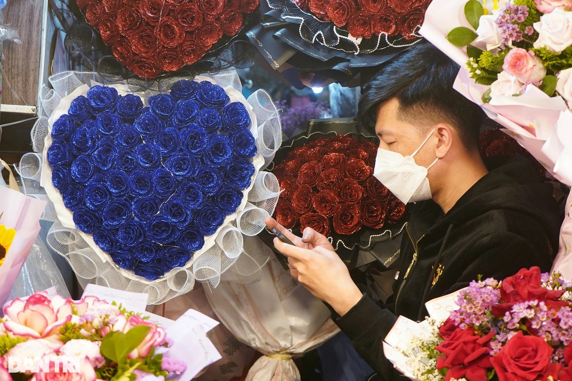 Cảnh mua bán nhộn nhịp xuyên đêm tại chợ hoa lớn nhất miền Bắc dịp 8/3 - 12 Cảnh mua bán nhộn nhịp xuyên đêm tại chợ hoa lớn nhất miền Bắc dịp 8/3 - 12