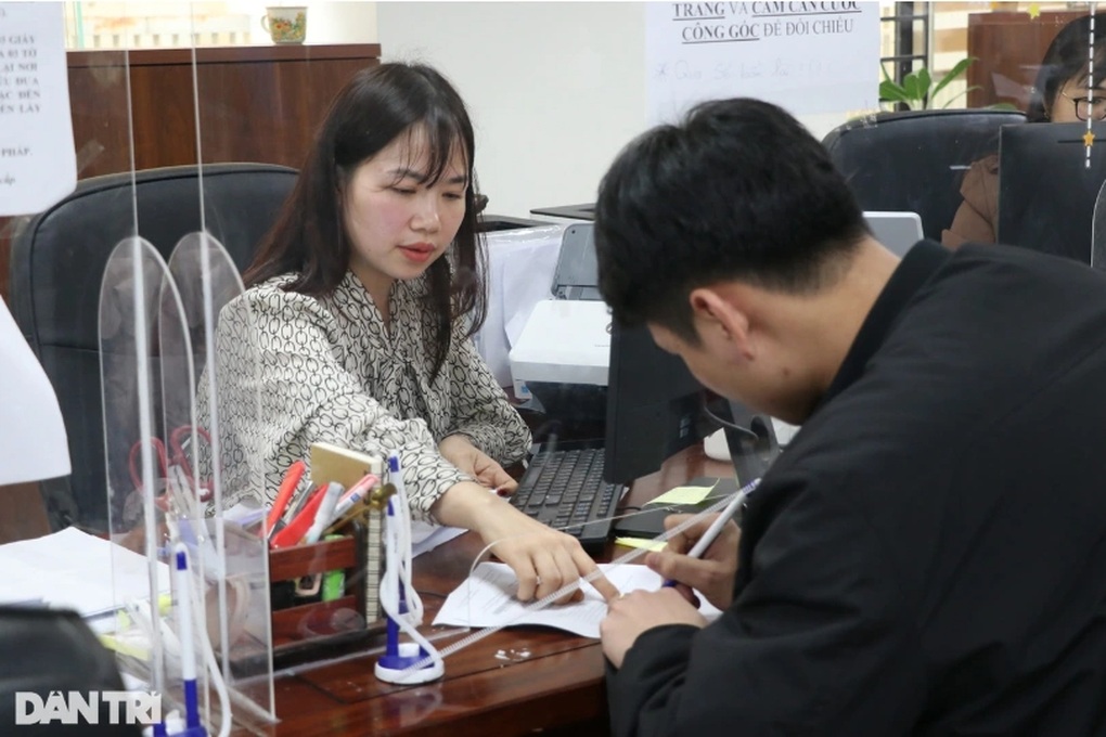 Tăng lương, phụ cấp, tiền thưởng giúp cải thiện đời sống công chức - 3 Tăng lương, phụ cấp, tiền thưởng giúp cải thiện đời sống công chức - 3