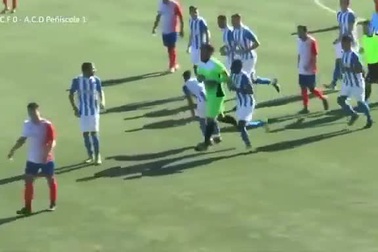 Tình huống hi hữu thủ môn bị thủng lưới chỉ vài giây sau khi vừa ghi bàn