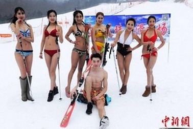 Thuê “chân dài” mặc bikini trượt tuyết để quảng cáo khu resort