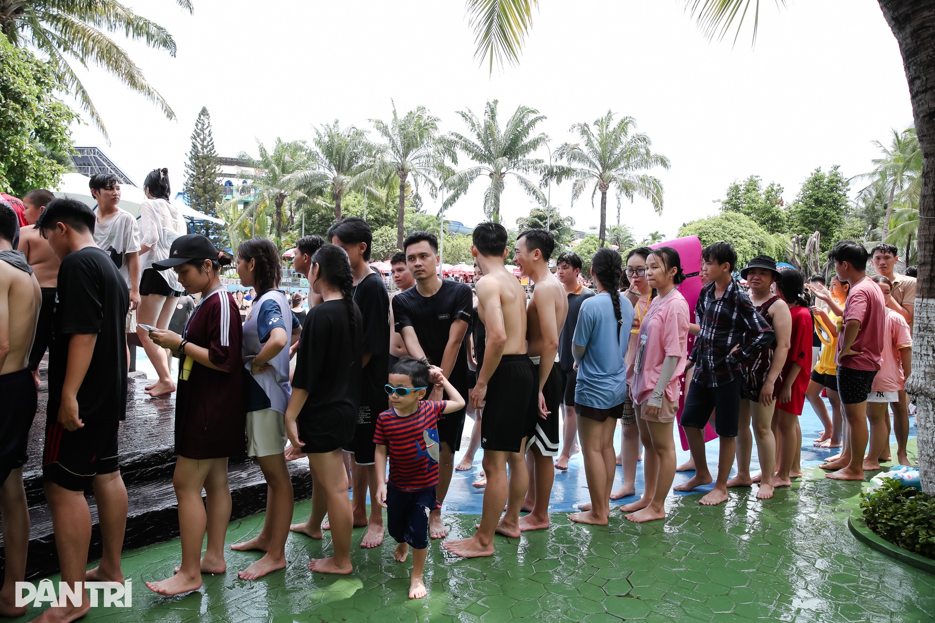 Biển người chen nhau tắm ở công viên nước Đầm Sen - 5 Biển người chen nhau tắm ở công viên nước Đầm Sen - 5