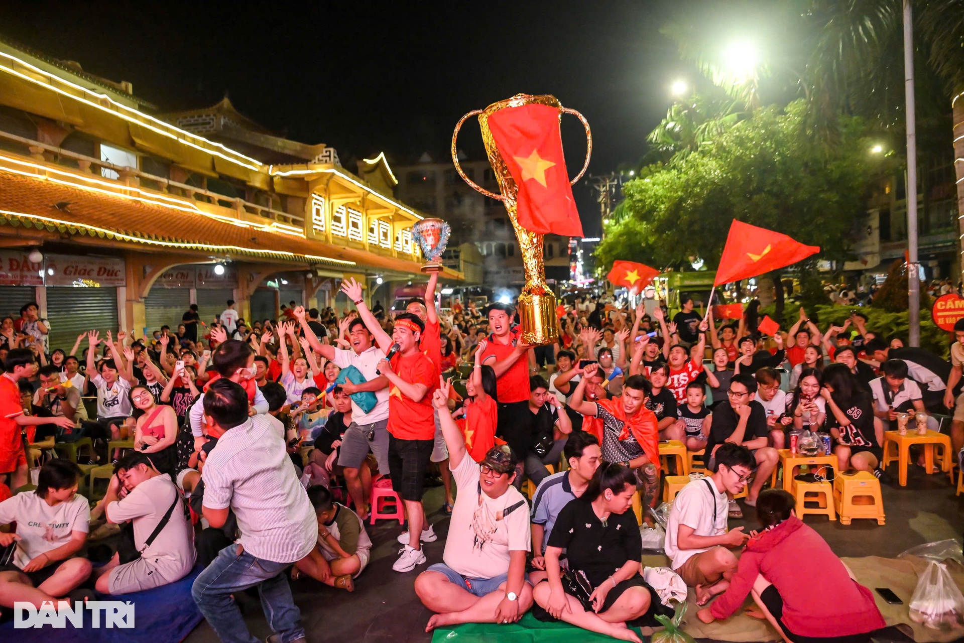 Không khí hàng triệu người hâm mộ cả nước cuồng nhiệt cổ vũ tuyển Việt Nam - 3 Không khí hàng triệu người hâm mộ cả nước cuồng nhiệt cổ vũ tuyển Việt Nam - 3