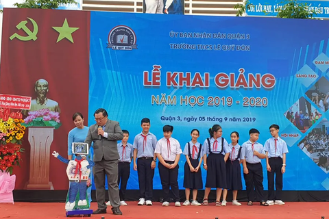Học trò bất ngờ đón người bạn robot trong lễ khai giảng