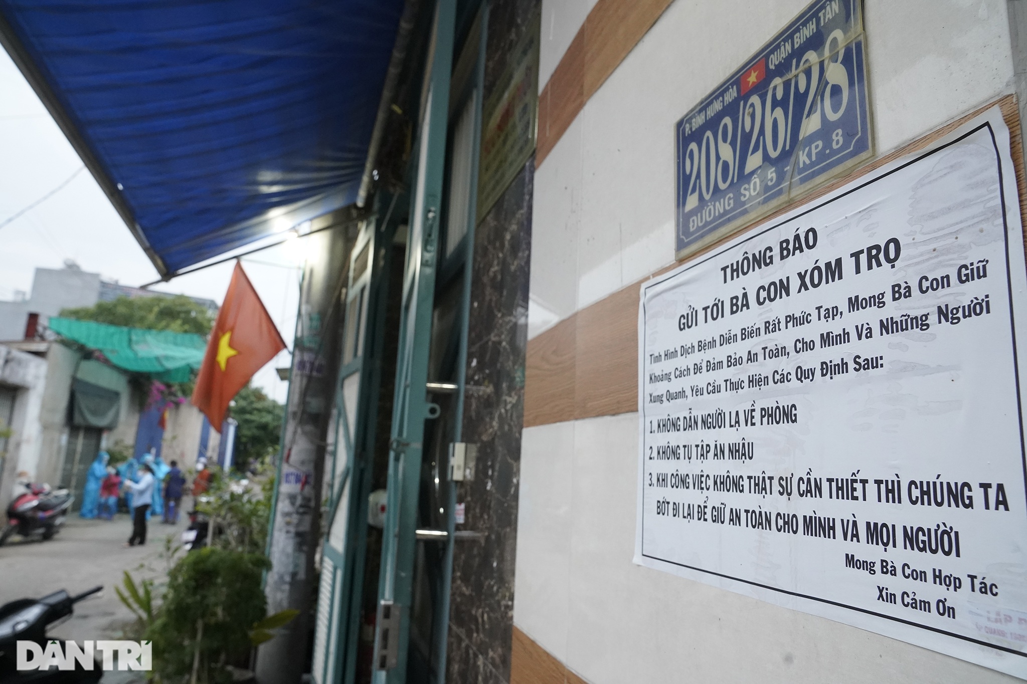 Đẩy xe kéo tới từng nhà, lấy mẫu xét nghiệm lưu động trên đường phố Sài Gòn - 8 Đẩy xe kéo tới từng nhà, lấy mẫu xét nghiệm lưu động trên đường phố Sài Gòn - 8