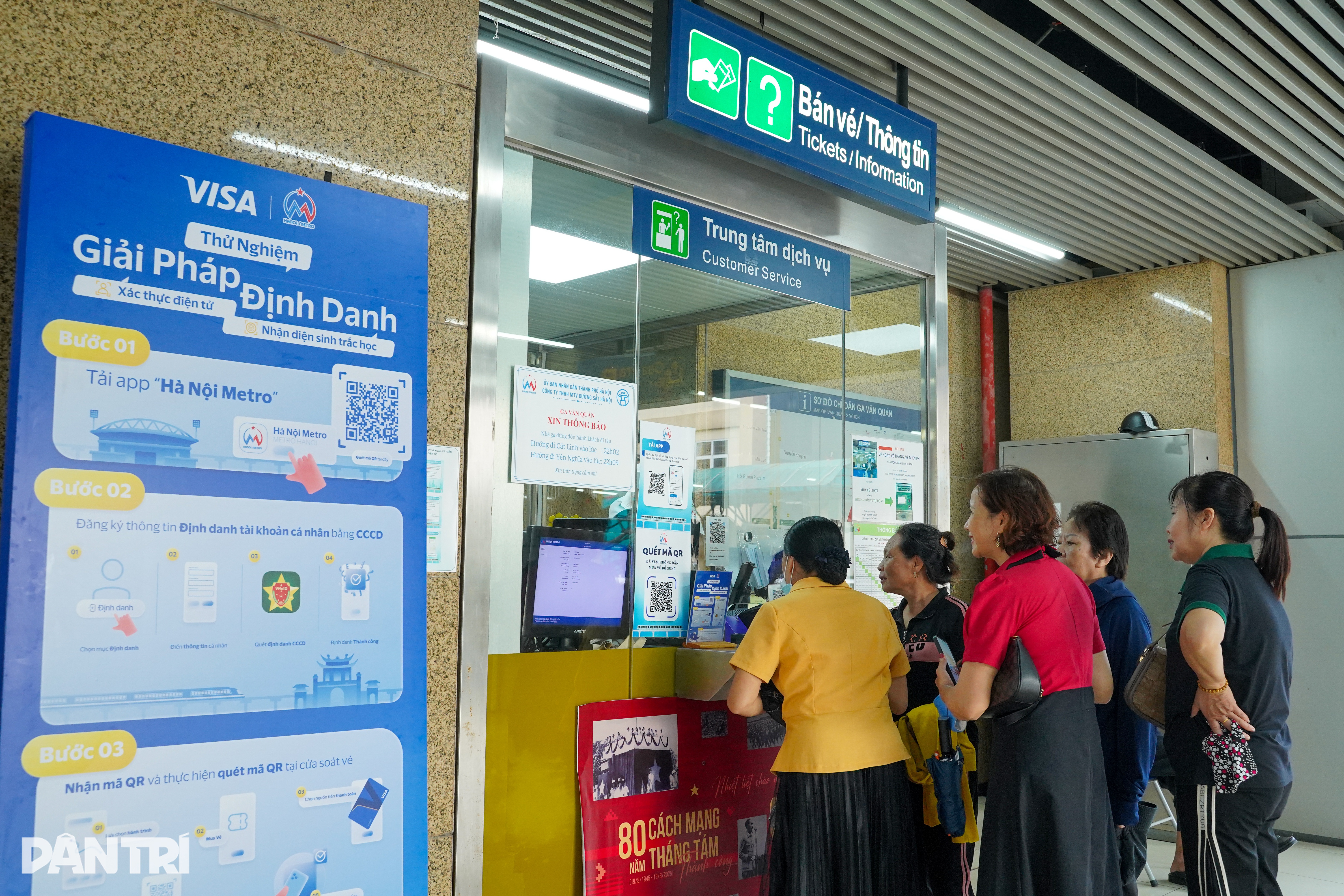 Người Hà Nội thích thú đi metro sinh trắc học một chạm đến mọi ga - 12