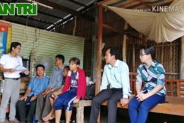 Trao tiền bạn đọc Dân trí đến gia đình anh Dương Thiệu.