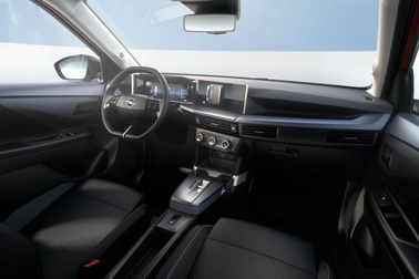 Tranh cãi về mẫu SUV không màn hình: Tối giản tiện lợi hay cắt trang bị?