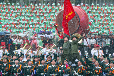 Đằng sau khoảnh khắc "em bé tượng đài" dưới mưa ở Điện Biên Phủ gây sốt