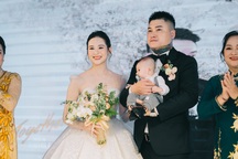 Vũ Duy Khánh hạnh phúc ngọt ngào bên vợ mới cưới kém 10 tuổi