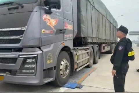 Xe đầu kéo chở quá tải trọng gần 300%