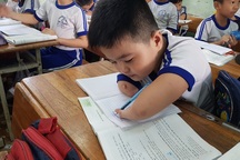 Nghị lực của cậu bé viết chữ bằng 3 ngón tay của bàn tay trái