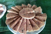 Kỳ lạ giò lụa toàn bột vẫn “cháy” hàng dịp Tết