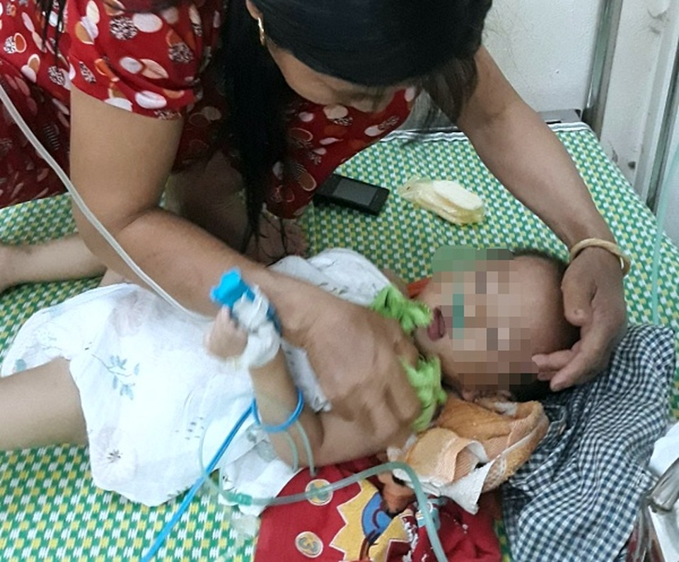 Bé trai 19 tháng tuổi bị bỏ quên 3 tiếng trên xe ô tô giữa trời nắng gắt - 1 Bé trai 19 tháng tuổi bị bỏ quên 3 tiếng trên xe ô tô giữa trời nắng gắt - 1