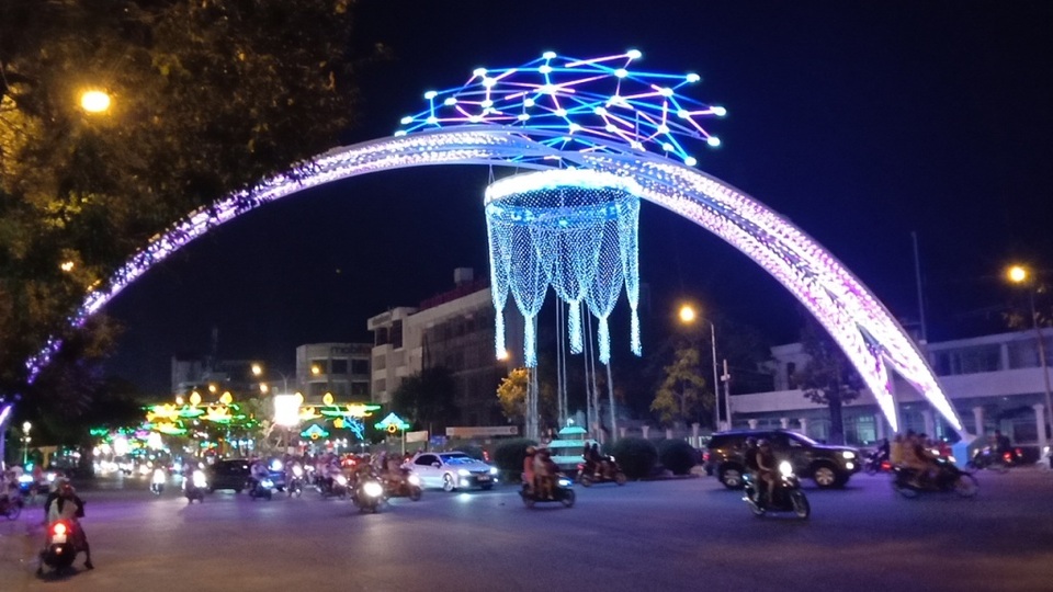 Các nhà thờ trang trí bắt mắt, đường phố đông nghịt người vui chơi đêm Noel - 4 Các nhà thờ trang trí bắt mắt, đường phố đông nghịt người vui chơi đêm Noel - 4