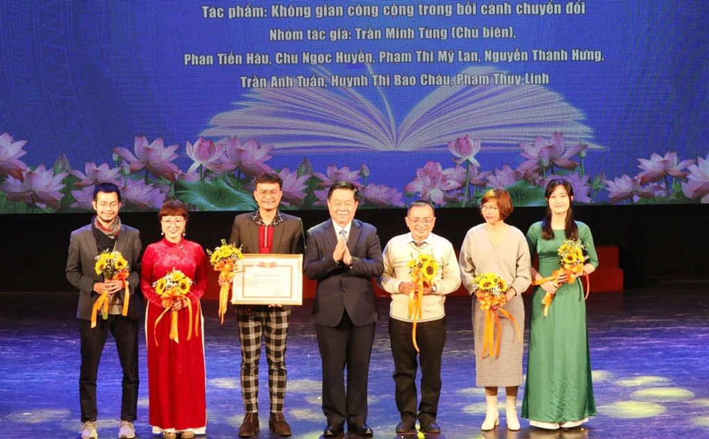 Tặng thưởng 20 tác phẩm lý luận, phê bình văn học, nghệ thuật - 1 Tặng thưởng 20 tác phẩm lý luận, phê bình văn học, nghệ thuật - 1