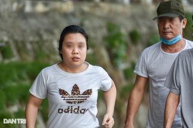 Dân thản nhiên tụ tập thể dục, "cần thủ" thảnh thơi câu cá ở hồ Hoàng Cầu