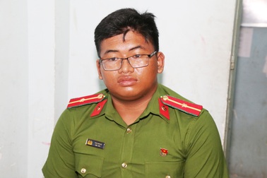 Bắt đối tượng mua trang phục công an mặc cho... oai