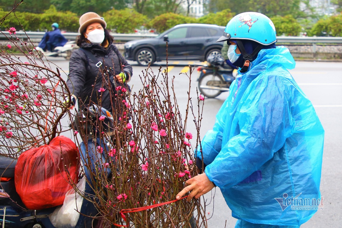 Rét buốt thấu xương, những phận đời vẫn dầm mình mưu sinh ở Hà Nội - 11 Rét buốt thấu xương, những phận đời vẫn dầm mình mưu sinh ở Hà Nội - 11