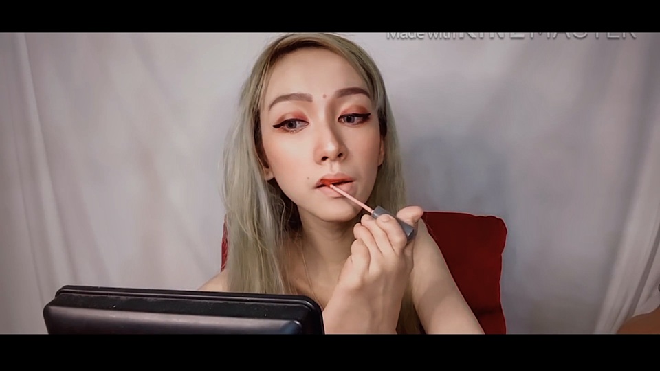 Chuyện về cô gái dùng chân trang điểm trở thành hot livestream - 2 Chuyện về cô gái dùng chân trang điểm trở thành hot livestream - 2