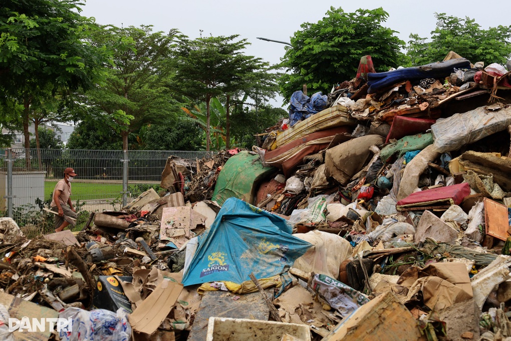Phụ huynh lo ngại về núi rác cạnh trường học liên cấp - 2