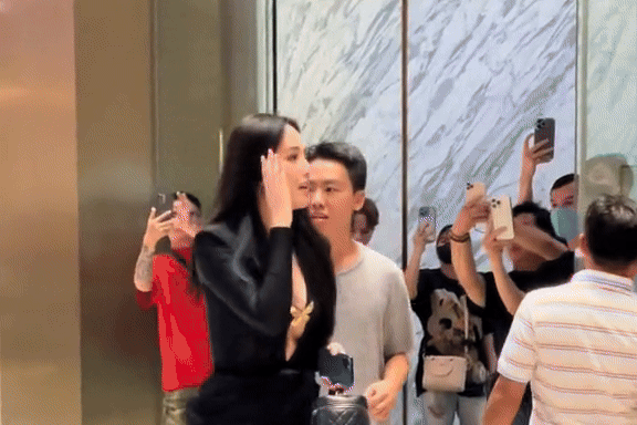 মাই ফুওং থুই ব্যাখ্যা করেছেন কেন তিনি মিডুর বিয়েতে যোগদানের সময় ফ্ল্যাট স্যান্ডেল পরেছিলেন এবং ক্যামেরা এড়িয়ে গিয়েছিলেন - ২ Mai Phương Thúy nói lý do đi dép bệt, né ống kính khi dự lễ cưới Midu - 2